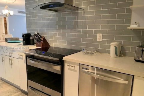 Condo in Miami Beach, Florida, 2 bedrooms  № 1774296 - photo 8