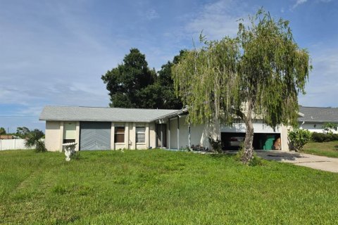 House in Port Charlotte, Florida 3 bedrooms, 128.02 sq.m. № 2273239