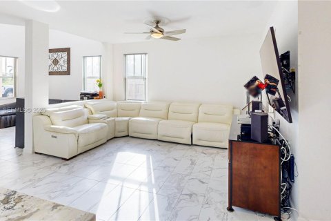 Купить виллу или дом в Хомстед, Флорида 4 спальни, 239.22м2, № 1988195 - фото 14