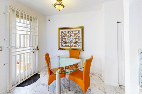 Купить виллу или дом в Хомстед, Флорида 4 спальни, 239.22м2, № 1988195 - фото 15