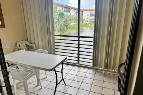 Condo in Tamarac, Florida, 2 bedrooms  № 1944627 - photo 15