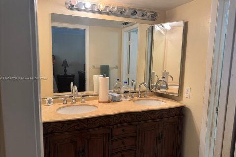 Condo in Tamarac, Florida, 2 bedrooms  № 1944627 - photo 14
