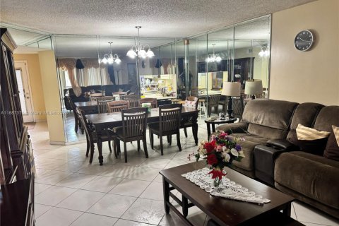 Condo in Tamarac, Florida, 2 bedrooms  № 1944627 - photo 4