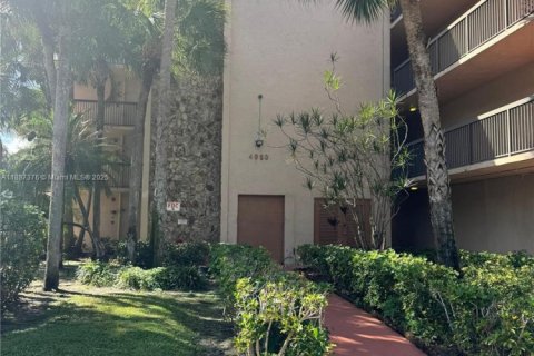 Condo in Tamarac, Florida, 2 bedrooms  № 1944627 - photo 2