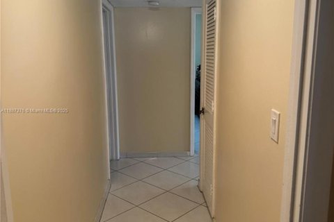 Condo in Tamarac, Florida, 2 bedrooms  № 1944627 - photo 8