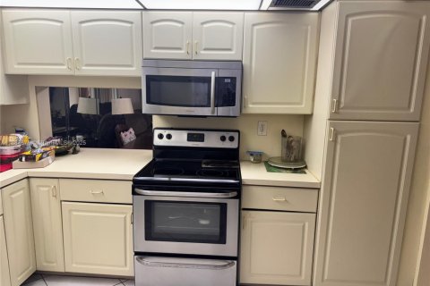 Condo in Tamarac, Florida, 2 bedrooms  № 1944627 - photo 6