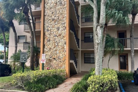 Condo in Tamarac, Florida, 2 bedrooms  № 1944627 - photo 3