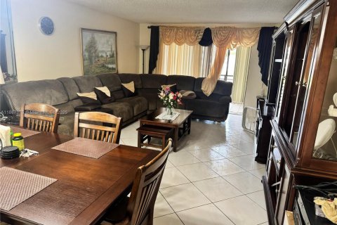 Condo in Tamarac, Florida, 2 bedrooms  № 1944627 - photo 5