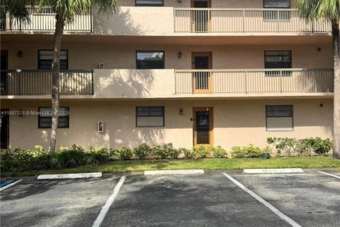 Condo in Tamarac, Florida, 2 bedrooms  № 1944627 - photo 1