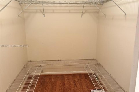 Condo in Tamarac, Florida, 2 bedrooms  № 1944627 - photo 10
