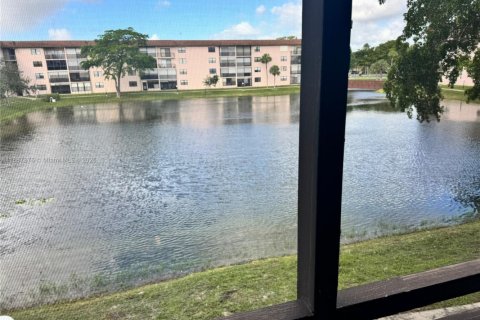 Condo in Tamarac, Florida, 2 bedrooms  № 1944627 - photo 17