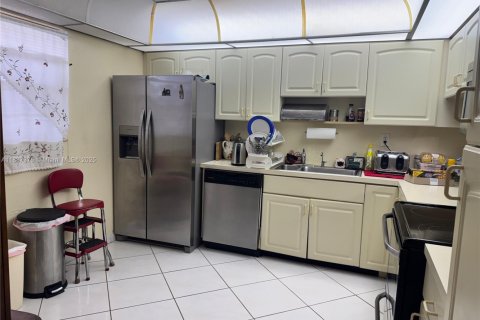 Condo in Tamarac, Florida, 2 bedrooms  № 1944627 - photo 7