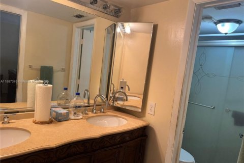 Condo in Tamarac, Florida, 2 bedrooms  № 1944627 - photo 11