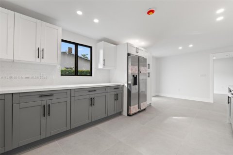 Casa en venta en Miami, Florida, 5 dormitorios, 181.62 m2 № 1967139 - foto 7
