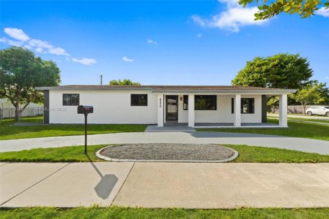 Casa en venta en Miami, Florida, 5 dormitorios, 181.62 m2 № 1967139 - foto 1