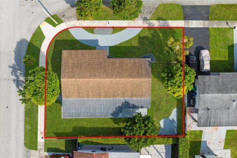 Casa en venta en Miami, Florida, 5 dormitorios, 181.62 m2 № 1967139 - foto 23