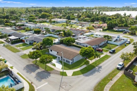 Casa en venta en Miami, Florida, 5 dormitorios, 181.62 m2 № 1967139 - foto 20