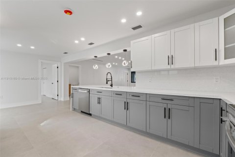 Casa en venta en Miami, Florida, 5 dormitorios, 181.62 m2 № 1967139 - foto 8