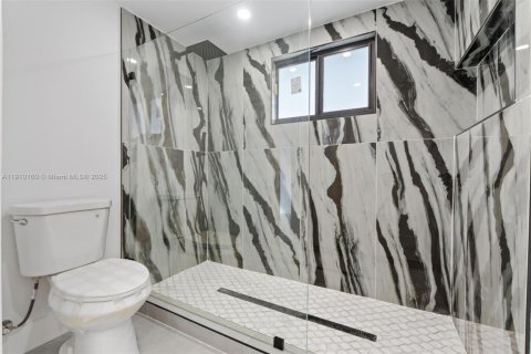 Casa en venta en Miami, Florida, 5 dormitorios, 181.62 m2 № 1967139 - foto 13