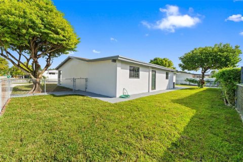 Casa en venta en Miami, Florida, 5 dormitorios, 181.62 m2 № 1967139 - foto 9