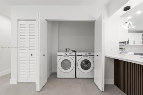 Casa en venta en Miami, Florida, 5 dormitorios, 181.62 m2 № 1967139 - foto 4