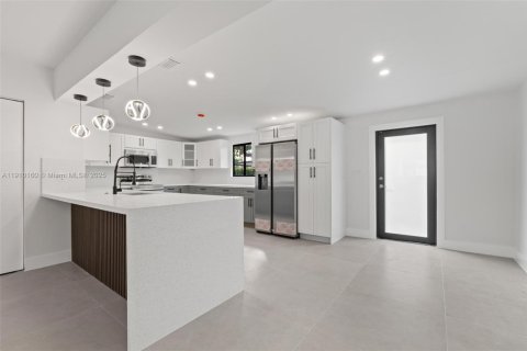 Casa en venta en Miami, Florida, 5 dormitorios, 181.62 m2 № 1967139 - foto 5