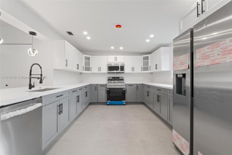 Casa en venta en Miami, Florida, 5 dormitorios, 181.62 m2 № 1967139 - foto 6