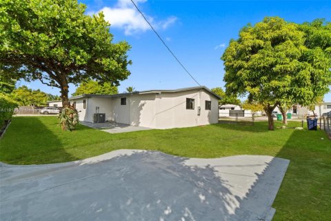 Casa en venta en Miami, Florida, 5 dormitorios, 181.62 m2 № 1967139 - foto 10