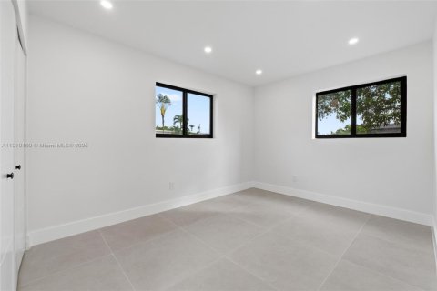 Casa en venta en Miami, Florida, 5 dormitorios, 181.62 m2 № 1967139 - foto 19