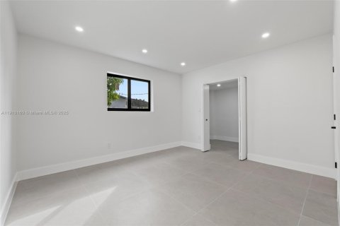Casa en venta en Miami, Florida, 5 dormitorios, 181.62 m2 № 1967139 - foto 11