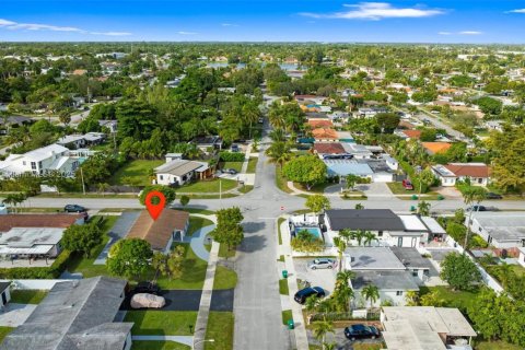 Casa en venta en Miami, Florida, 5 dormitorios, 181.62 m2 № 1967139 - foto 22