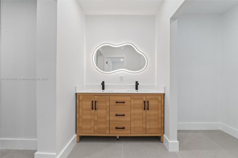 Casa en venta en Miami, Florida, 5 dormitorios, 181.62 m2 № 1967139 - foto 12