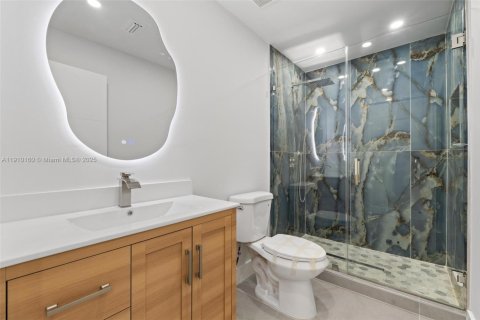 Casa en venta en Miami, Florida, 5 dormitorios, 181.62 m2 № 1967139 - foto 18