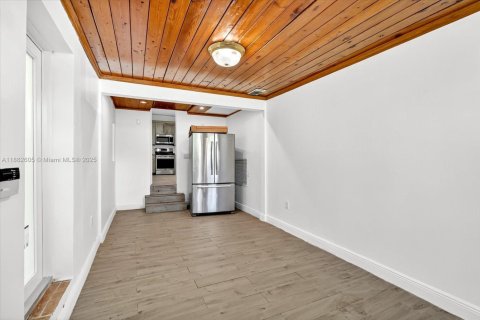 House in Miami Beach, Florida 4 bedrooms, 258.55 sq.m. № 1953665 - photo 17