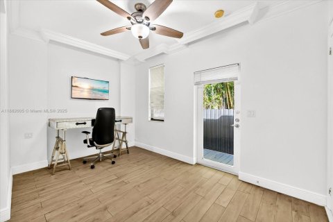 House in Miami Beach, Florida 4 bedrooms, 258.55 sq.m. № 1953665 - photo 12