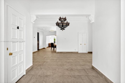 House in Miami Beach, Florida 4 bedrooms, 258.55 sq.m. № 1953665 - photo 3