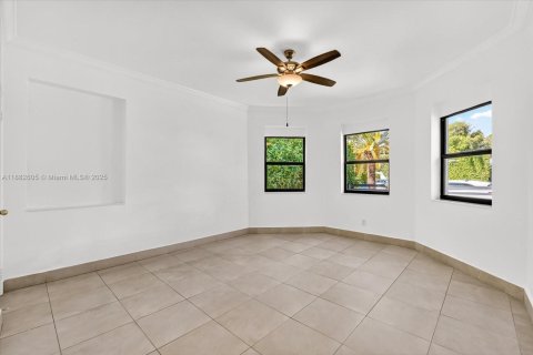 House in Miami Beach, Florida 4 bedrooms, 258.55 sq.m. № 1953665 - photo 13