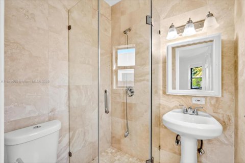 House in Miami Beach, Florida 4 bedrooms, 258.55 sq.m. № 1953665 - photo 15