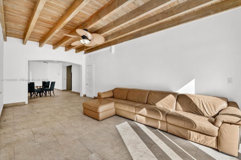 House in Miami Beach, Florida 4 bedrooms, 258.55 sq.m. № 1953665 - photo 7