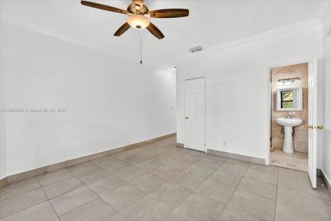 House in Miami Beach, Florida 4 bedrooms, 258.55 sq.m. № 1953665 - photo 14