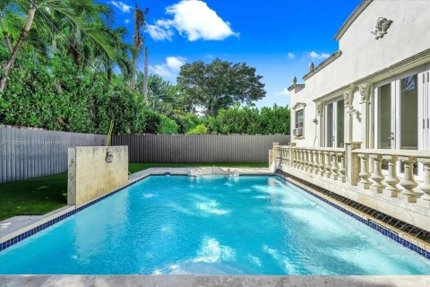 House in Miami Beach, Florida 4 bedrooms, 258.55 sq.m. № 1953665 - photo 18