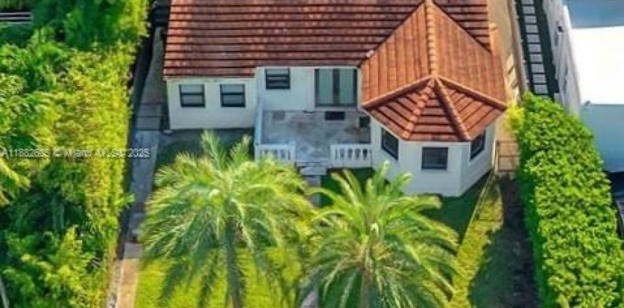 House in Miami Beach, Florida 4 bedrooms, 258.55 sq.m. № 1953665
