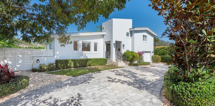 Дом в Корал-Гейблс, Флорида 3 спальни, 205.87м2 № 2049129