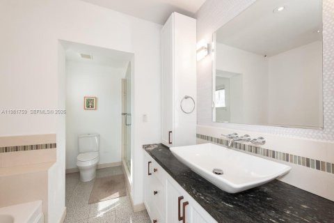 Купить виллу или дом в Корал-Гейблс, Флорида 3 спальни, 205.87м2, № 2049129 - фото 20