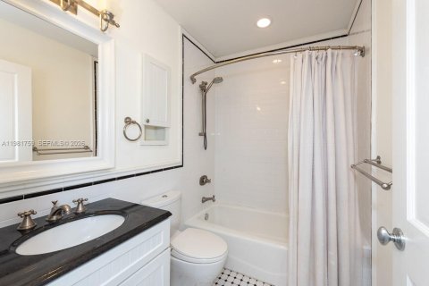 Купить виллу или дом в Корал-Гейблс, Флорида 3 спальни, 205.87м2, № 2049129 - фото 16