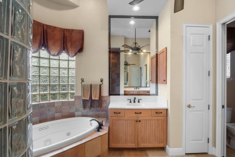 House in Orlando, Florida 4 bedrooms, 331.75 sq.m. № 1827795 - photo 20
