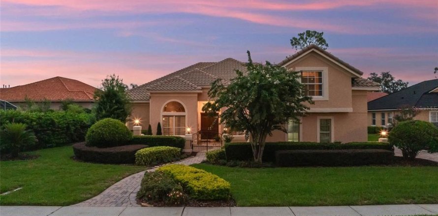 House in Orlando, Florida 4 bedrooms, 331.75 sq.m. № 1827795