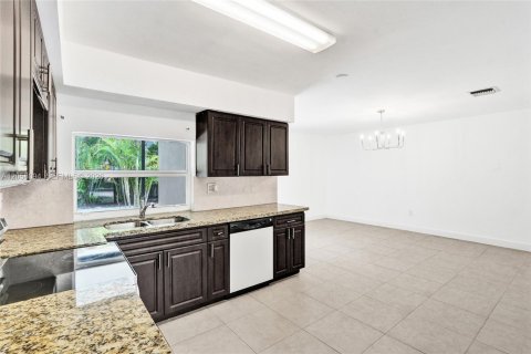 House in Miami Gardens, Florida 3 bedrooms, 185.99 sq.m. № 2185733 - photo 12