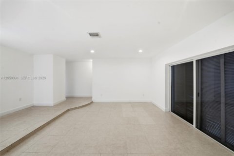 House in Miami Gardens, Florida 3 bedrooms, 185.99 sq.m. № 2185733 - photo 7