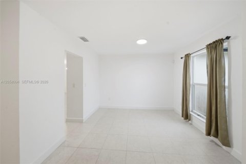 House in Miami Gardens, Florida 3 bedrooms, 185.99 sq.m. № 2185733 - photo 6